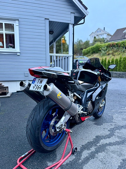 Aprilia RSV1000R Factory 3 of 30