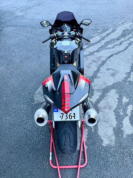 Aprilia RSV1000R Factory 6 of 30