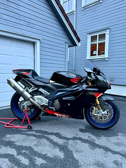 Aprilia RSV1000R Factory 13 of 30