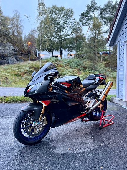 Aprilia RSV1000R Factory 11 of 30