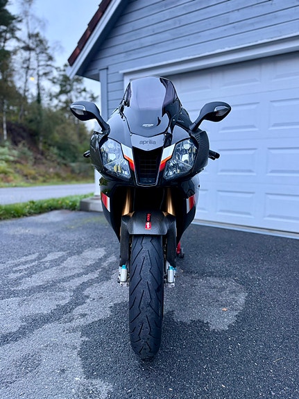 Aprilia RSV1000R Factory 12 of 30