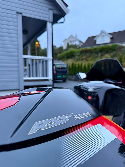 Aprilia RSV1000R Factory 15 of 30