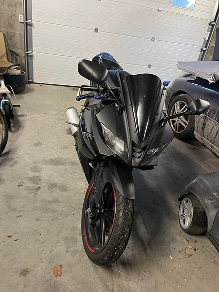 Yamaha YZF-R 125 2 of 7