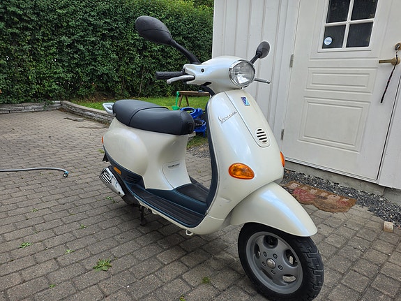 Vespa 50 2 of 13