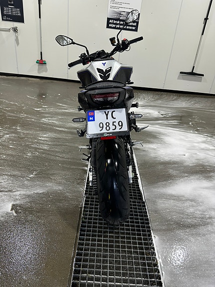 Yamaha MT-09 6 of 10
