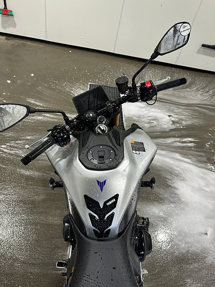 Yamaha MT-09 3 of 10