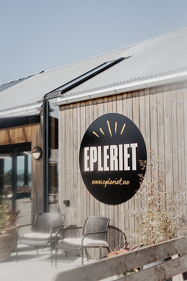 Epleriet er ein del av ein gard med fruktproduksjon Foto: Lillian Nordbø