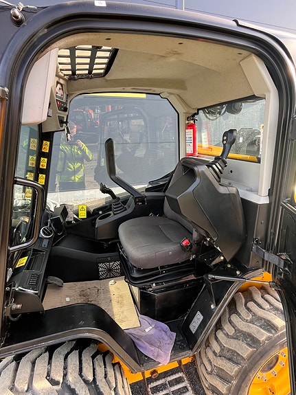 JCB 300 T4 9 of 15