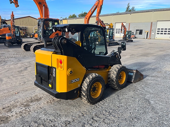 JCB 300 T4 4 of 15