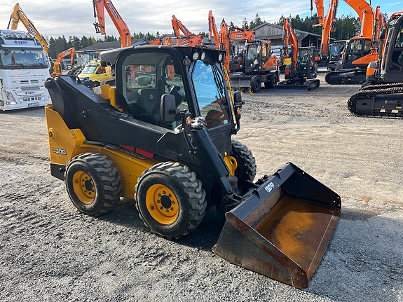 JCB 300 T4 5 of 15