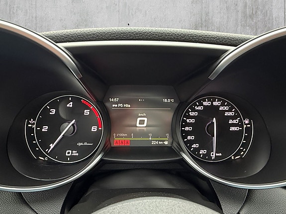 Alfa Romeo Giulia 14 of 20
