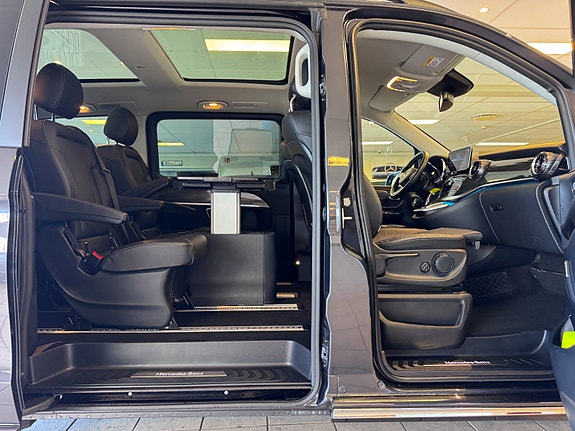 Mercedes-Benz EQV300 3 of 30