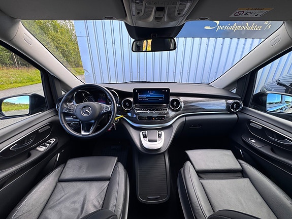 Mercedes-Benz EQV300 2 of 30