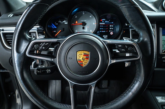 Porsche Macan 15 of 23