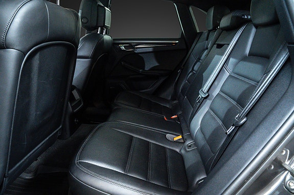 Porsche Macan 12 of 23