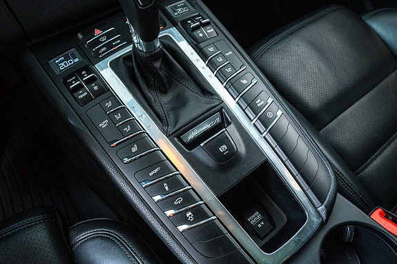 Porsche Macan 16 of 23