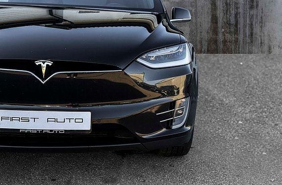 Tesla Model X 4 of 18