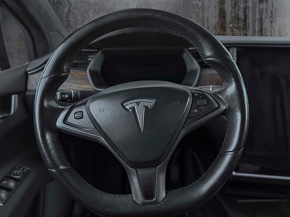 Tesla Model X 13 of 18