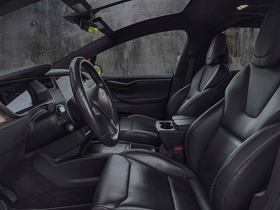 Tesla Model X 10 of 18