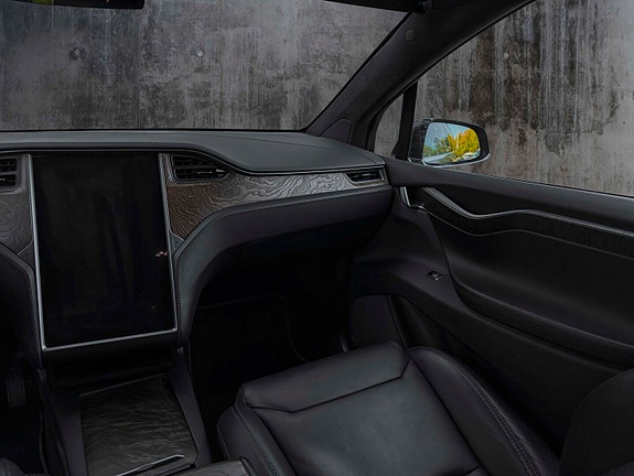 Tesla Model X 15 of 18