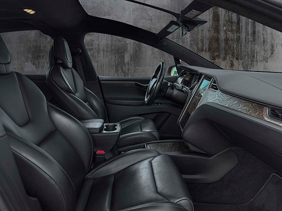 Tesla Model X 16 of 18