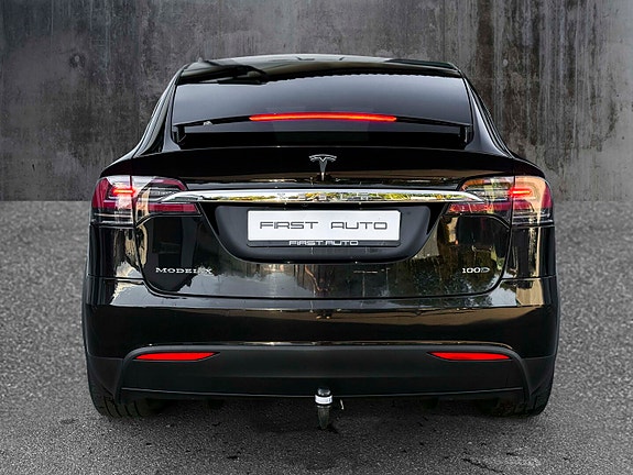 Tesla Model X 7 of 18