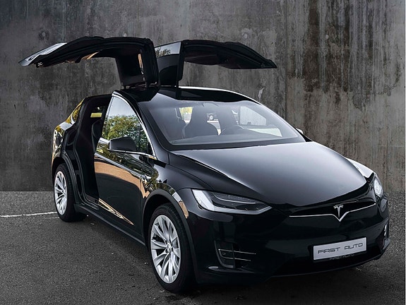 Tesla Model X 9 of 18