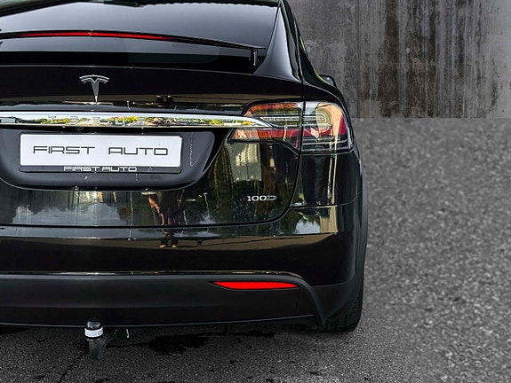 Tesla Model X 8 of 18
