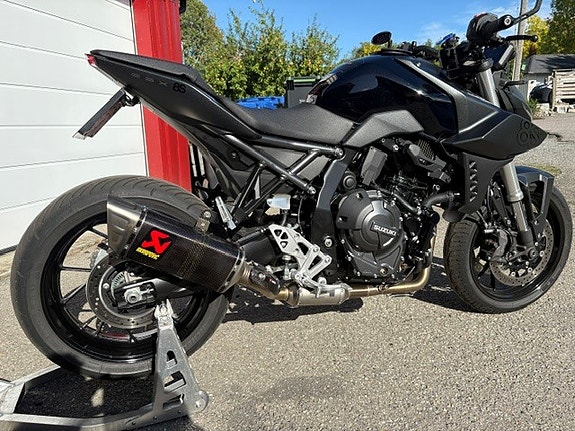 Suzuki GSX-8S 2 of 16