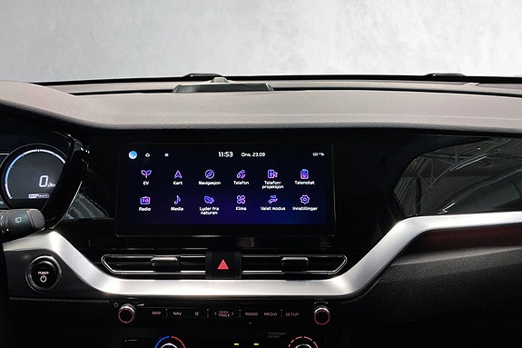 Stor infotainmentskjerm med navigasjon samt Apple CarPlay og Android Auto.