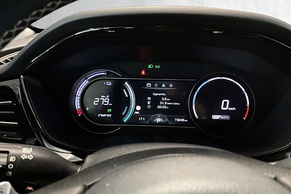 Digitalt førerdisplay gir oversiktlig informasjon under kjøring.
