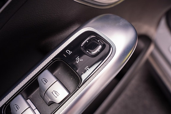 Mercedes-Benz EQE350 17 of 30