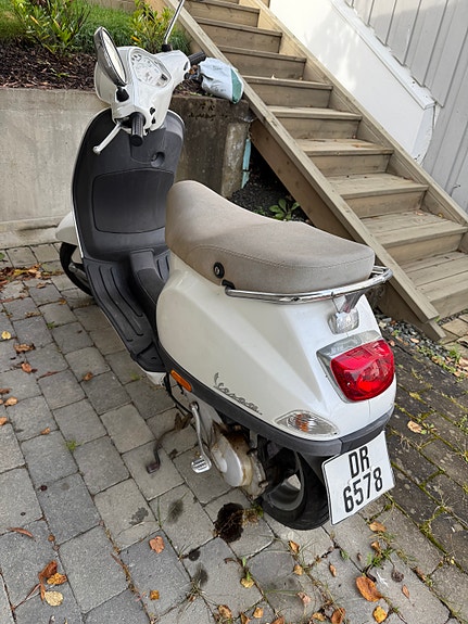 Vespa LX 50 2 of 5