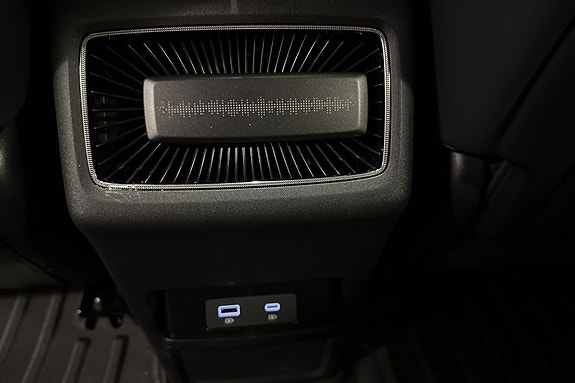 Konsoll med USB-porter og luftventil for optimal komfort.