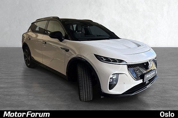 Sporty hvit SUV med sort tak og markant frontdesign.