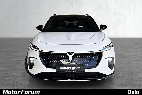Fremtredende front med distinkt grill og LED-lysdesign i hvitt.