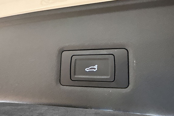 Praktisk elektrisk åpning av bagasjerom for enkel tilgang.