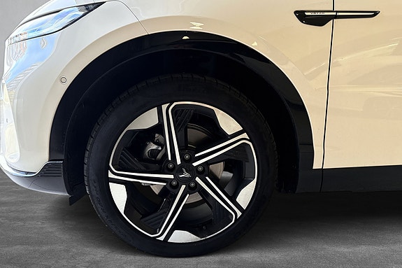 Sportslige multifunksjonsfelger gir SUV-en et dynamisk utseende.