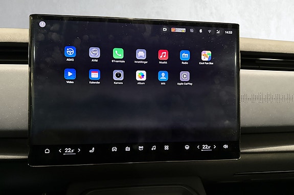 Infotainmentskjerm med Apple CarPlay og moderne app-integrasjon.