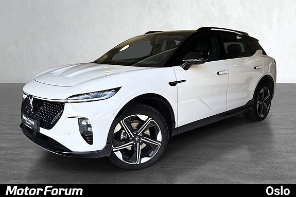 Elegant hvit elektrisk SUV med moderne front og karakteristisk grill.