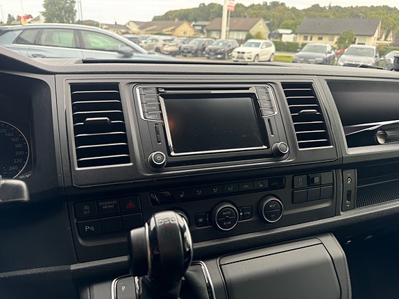 Volkswagen Multivan 16 of 26