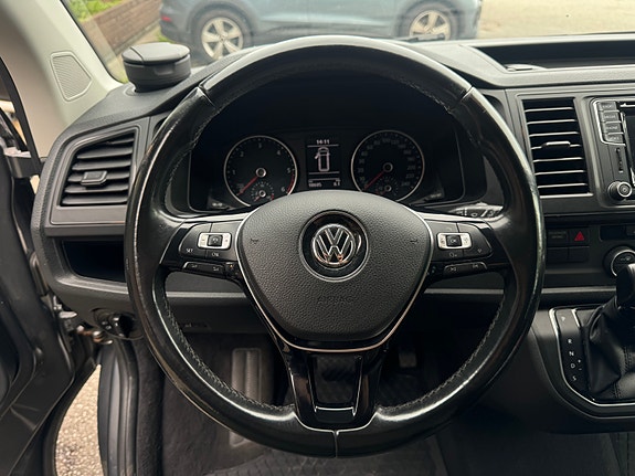 Volkswagen Multivan 13 of 26