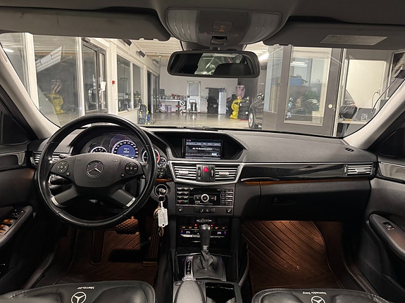 Mercedes-Benz E250 30 of 30