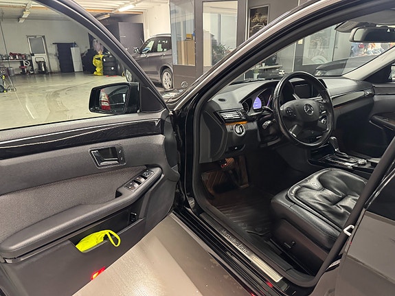 Mercedes-Benz E250 11 of 30