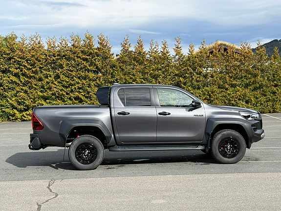 Toyota HiLux 3 of 15