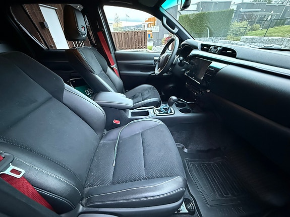 Toyota HiLux 11 of 15