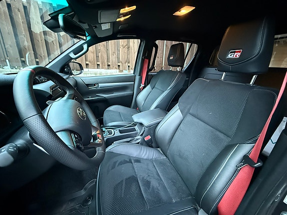 Toyota HiLux 10 of 15