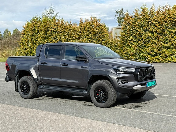 Toyota HiLux 2 of 15