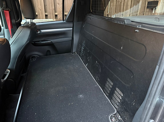 Toyota HiLux 13 of 15
