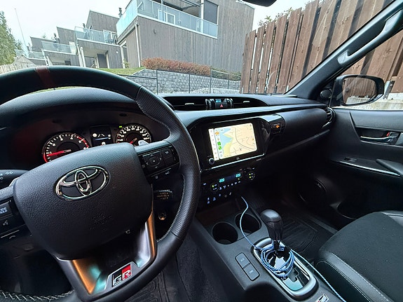 Toyota HiLux 12 of 15